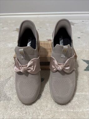 NWOB Mark Nason x Skechers Hands Free Slip-Ins A-Wedge Enzie Taupe Satin Bow 10